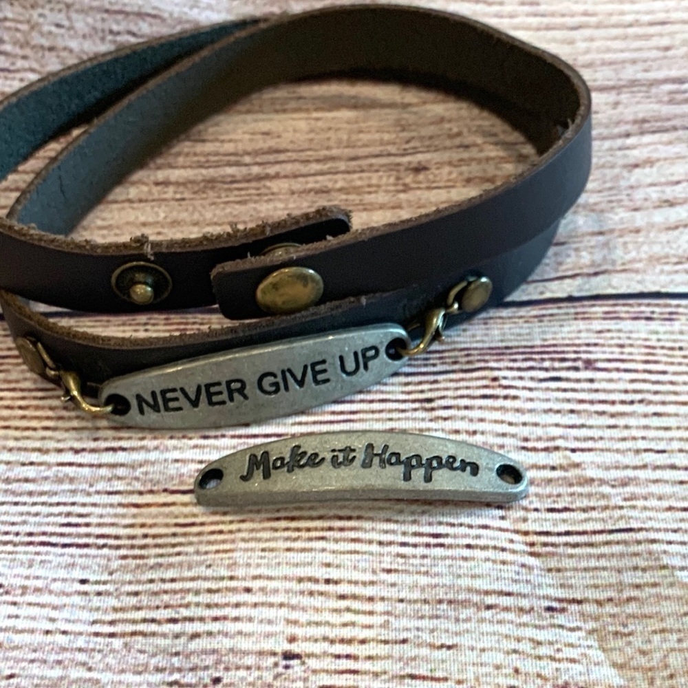 Leather wrap bracelet with changeable pendent